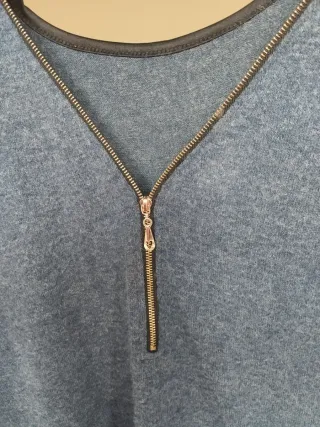 Jersey azul-grisáceo de cuello pico con cremallera