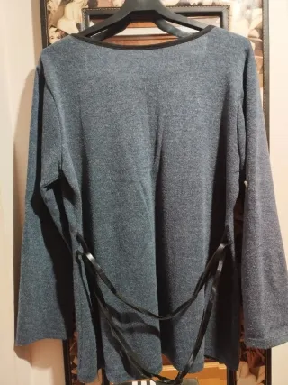 Jersey azul-grisáceo de cuello pico con cremallera