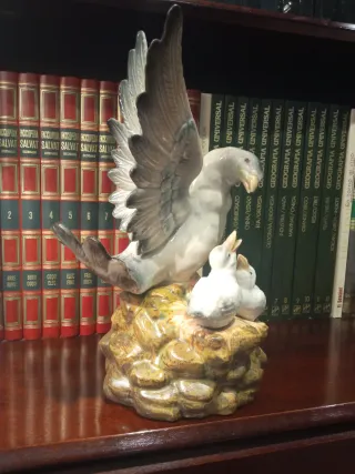 Figura de porcelana de paloma con polluelos