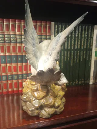 Figura de porcelana de paloma con polluelos