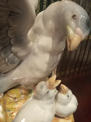 Figura de porcelana de paloma con polluelos