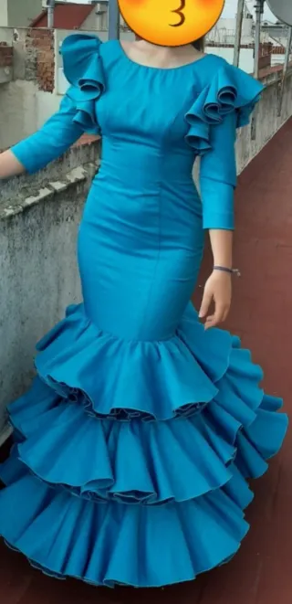 Traje de flamenca azul con volantes