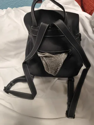 Mochila Negra con Costuras Blancas