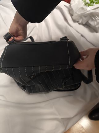 Mochila Negra con Costuras Blancas