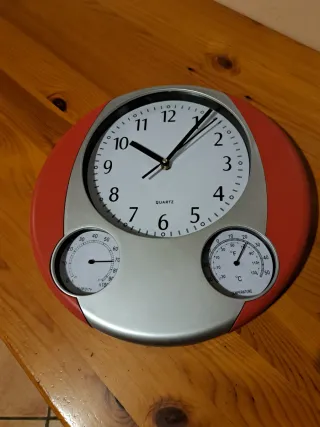 Reloj de pared con termómetro y higrómetro