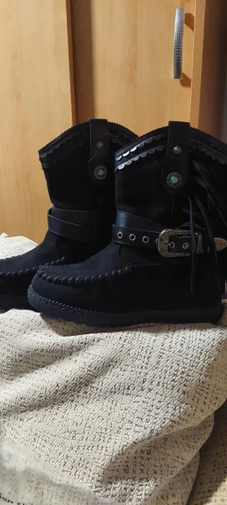 Botines de cuña negros con flecos