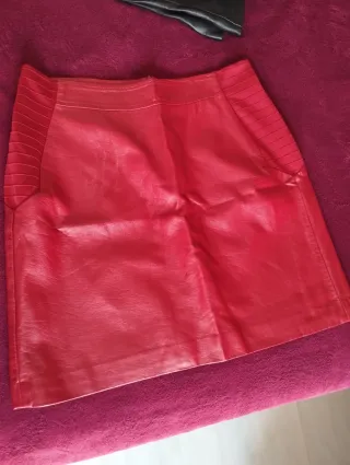Falda polipiel roja