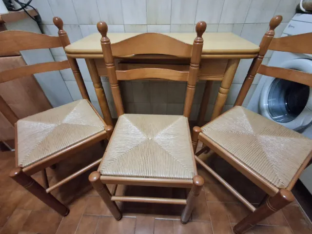 Mesa extensible y 3 Sillas de Cocina