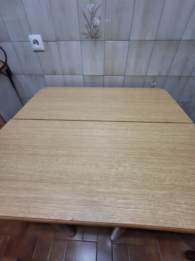 Mesa extensible y 3 Sillas de Cocina