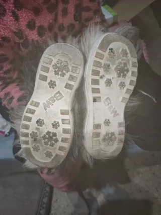 Botas de pelo grises y blancas y marrones 