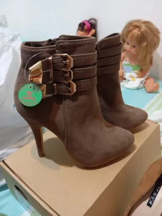 Botines de tacón con hebillas marrones