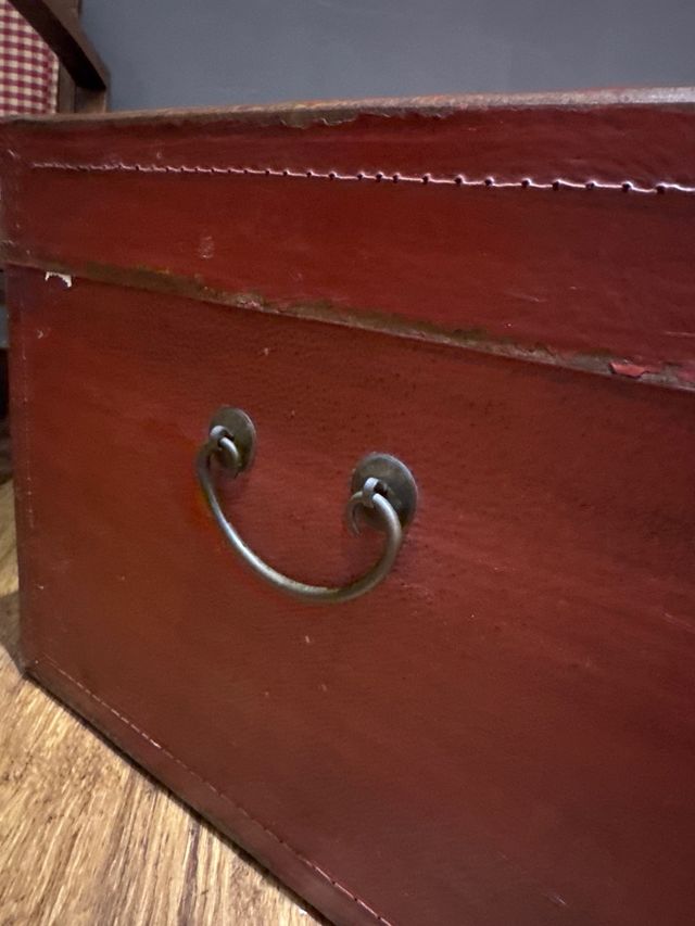 Baúl de madera y metal