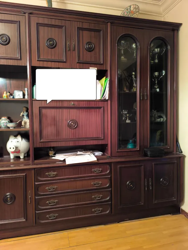 Mueble de salón caoba con vitrinas.