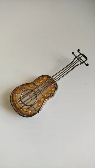 Chitarra decorativa con perline