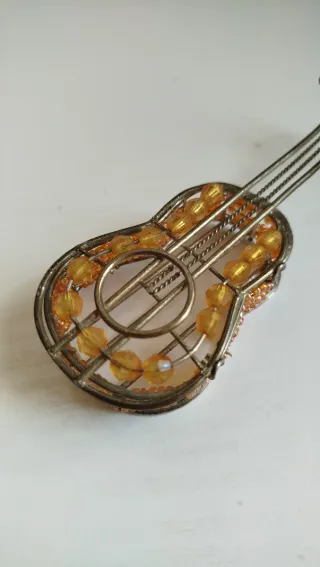 Chitarra decorativa con perline