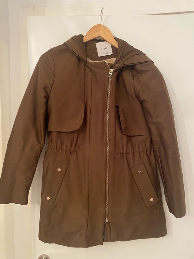 Abrigo Mango verde militar y capucha con pelos.