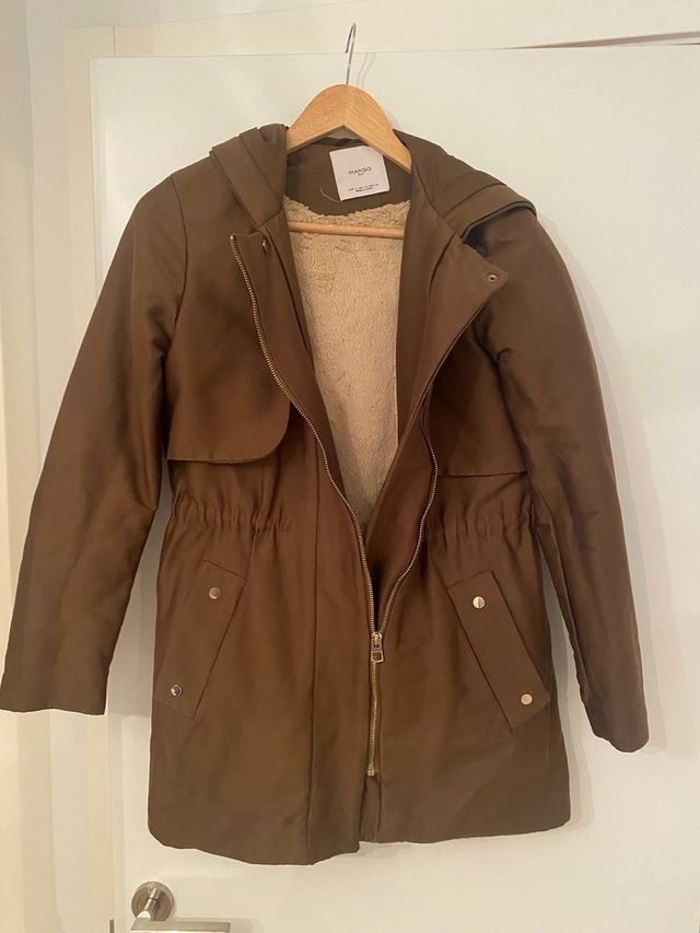 Abrigo Mango verde militar y capucha con pelos.