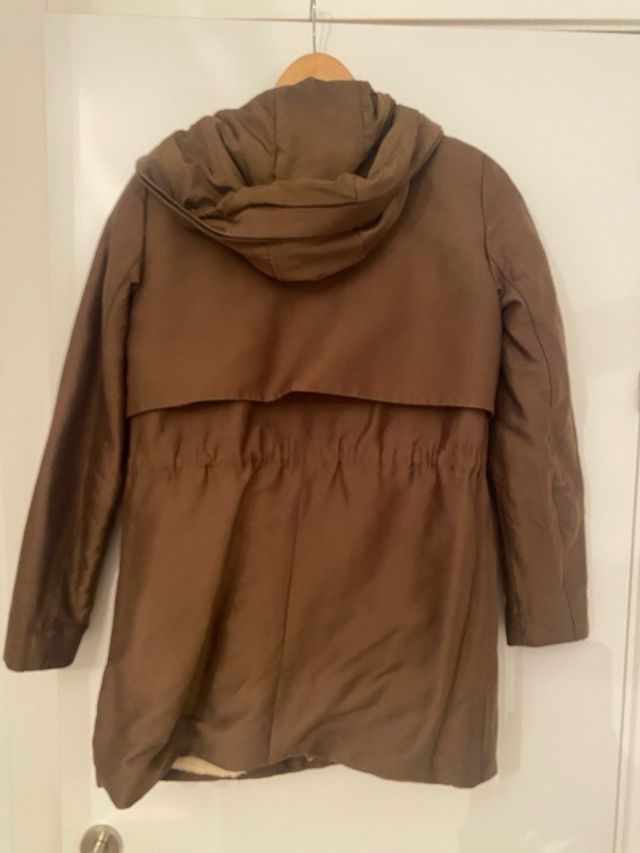 Abrigo Mango verde militar y capucha con pelos.