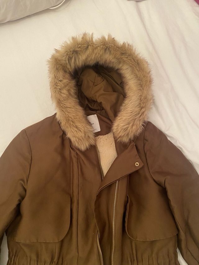 Abrigo Mango verde militar y capucha con pelos.