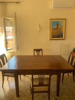 Tavolo da pranzo in legno completo di 4 sedie
