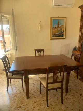 Tavolo da pranzo in legno completo di 4 sedie