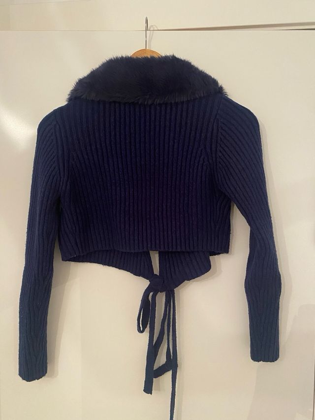 Jersey Zara azul marino con cuello de pelo.