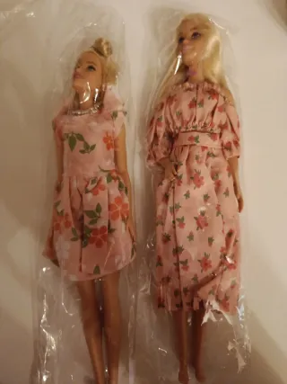 Dos Barbies con vestidos florales