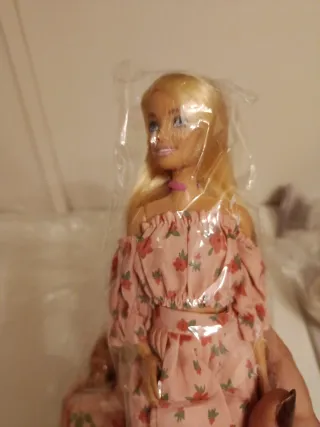 Dos Barbies con vestidos florales