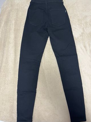 Pantalones vaqueros ajustados Bershka negros