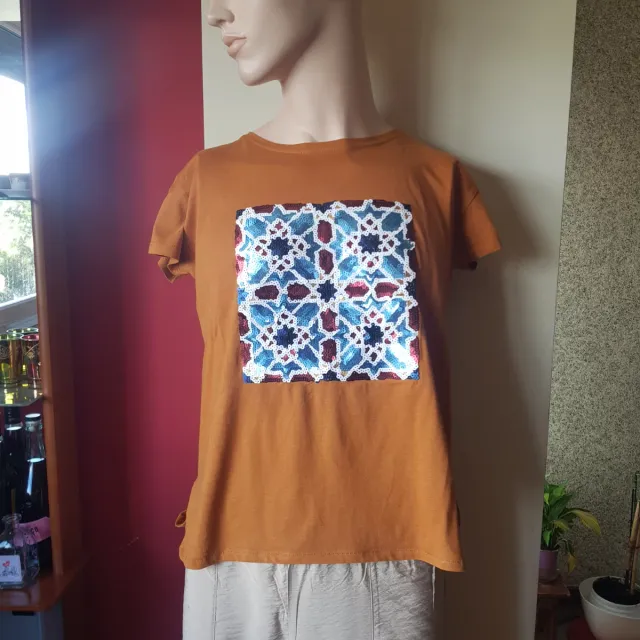 Camiseta naranja con lentejuelas talla L