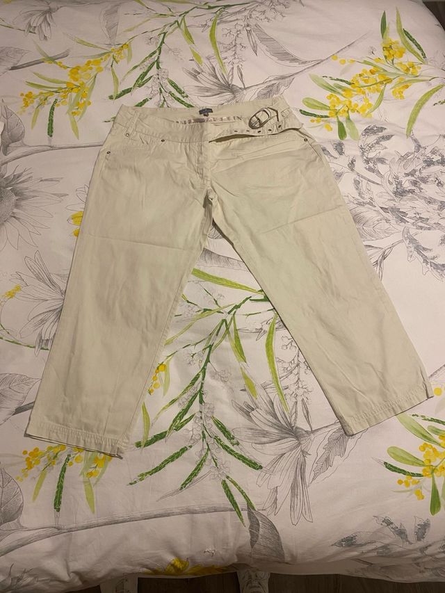 Pantalones beige claros con cinturón incluidos