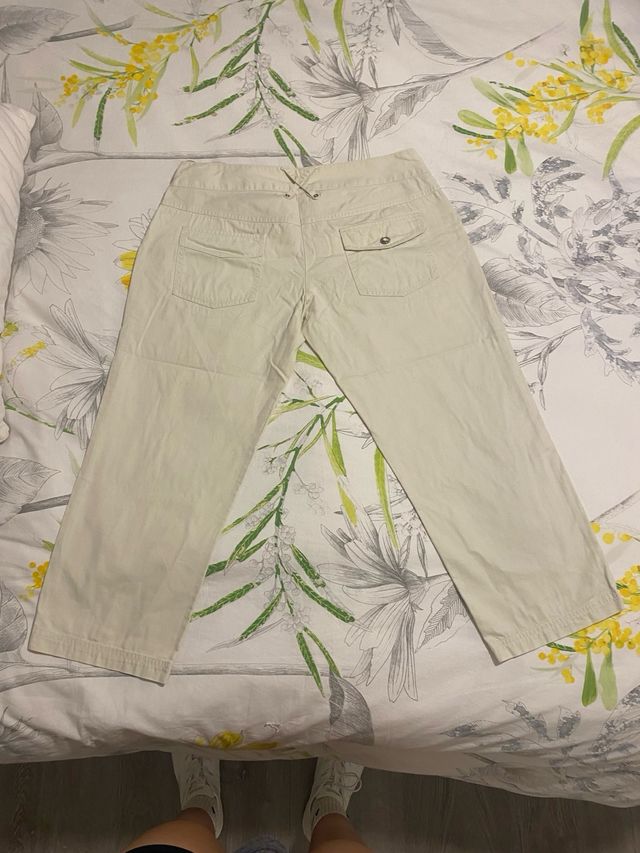 Pantalones beige claros con cinturón incluidos