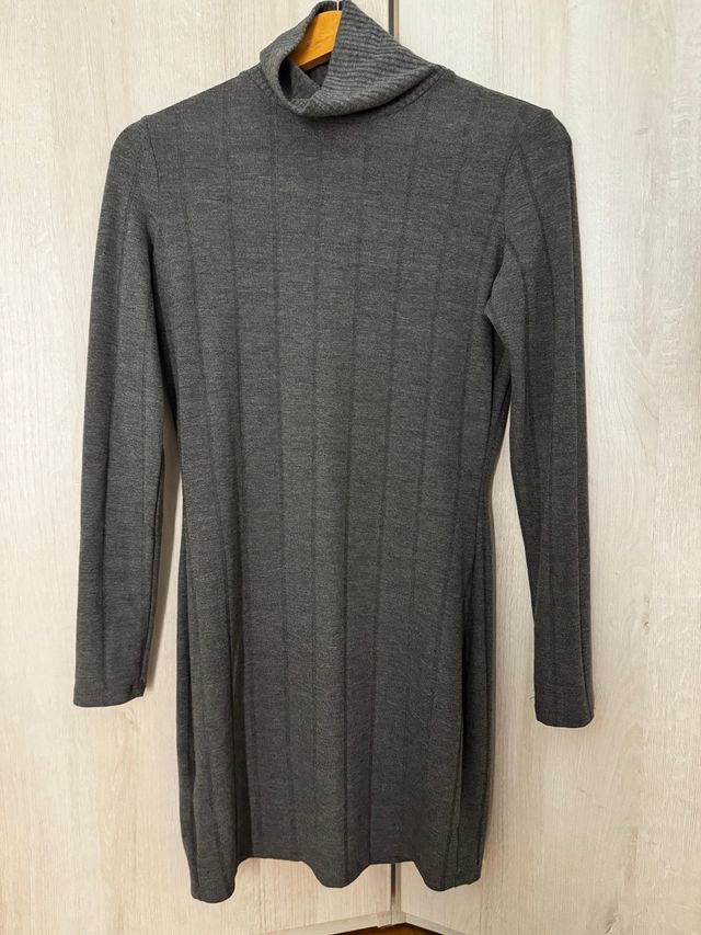 Vestido de punto gris cuello alto