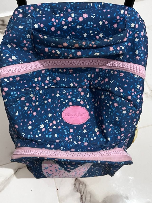 Mochila Carrefour con ruedas y estampado floral