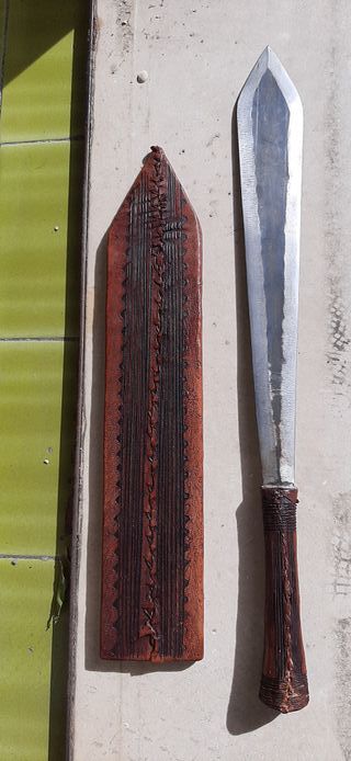 Spada etnica africana con fodero inciso in cuoio.