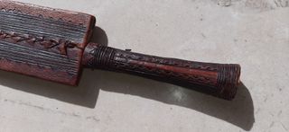 Spada etnica africana con fodero inciso in cuoio.