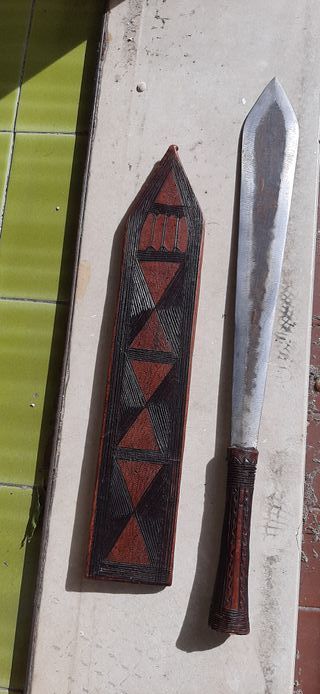 Spada etnica africana con fodero inciso in cuoio.