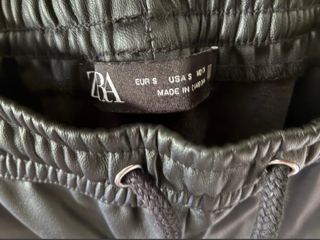 Pantalón Jogger Zara Efecto Piel. Negro. Talla M