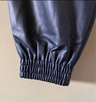 Pantalón Jogger Zara Efecto Piel. Negro. Talla M