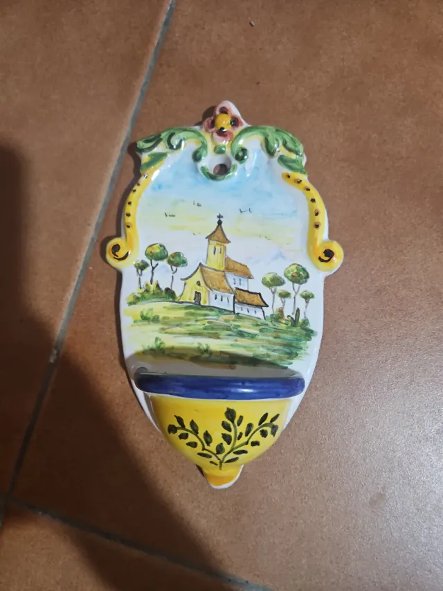 Pila de agua bendita decorada