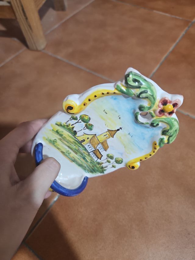 Pila de agua bendita decorada