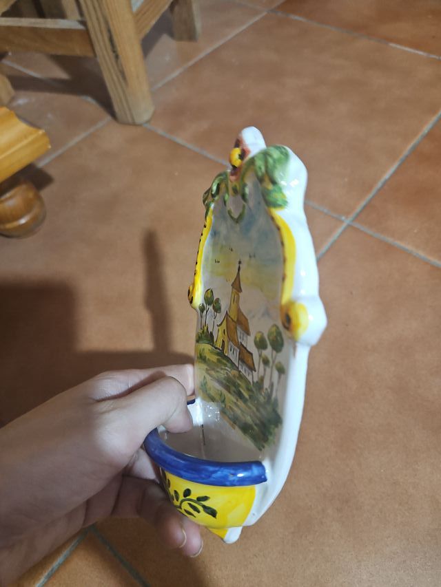 Pila de agua bendita decorada