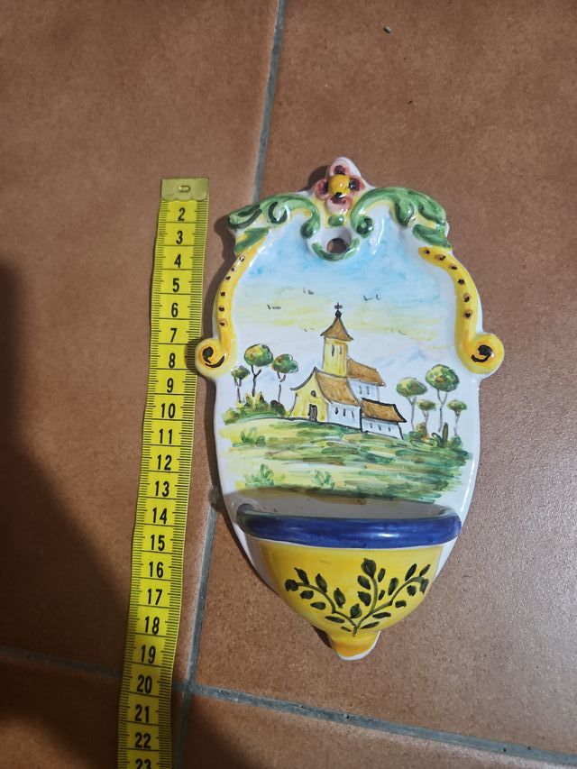 Pila de agua bendita decorada