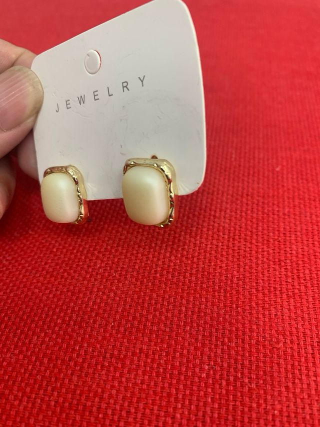 Pendientes marfil cuadrados borde dorado