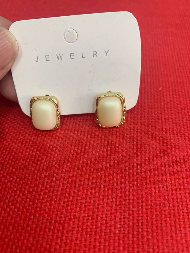 Pendientes marfil cuadrados borde dorado