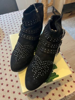 Botines negros mujer tachuelas hebillas