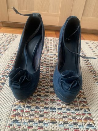Zapatos de tacón azul con flor