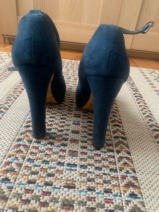 Zapatos de tacón azul con flor