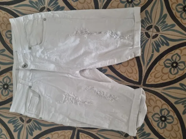 Pantalón corto hombre blanco desgarrado