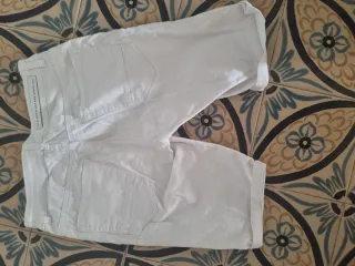 Pantalón corto hombre blanco desgarrado